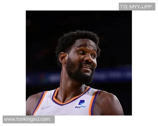 差着辈分！乔治与魔术新秀理查德森合影 后者曾是其AAU球队球员